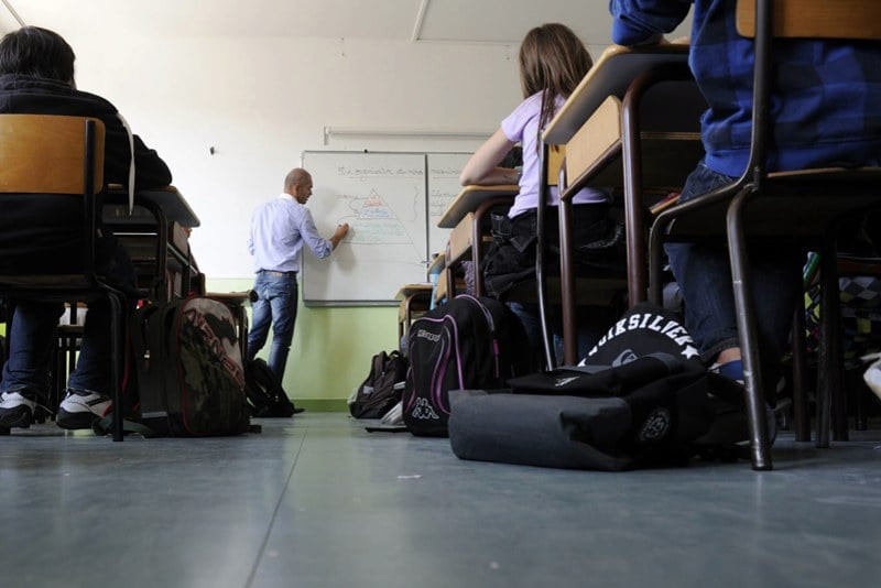 فرنسا تقرر تفتيش حقائب الطلبة لمكافحة العنف في المدارس