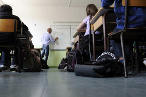 فرنسا تقرر تفتيش حقائب الطلبة لمكافحة العنف في المدارس