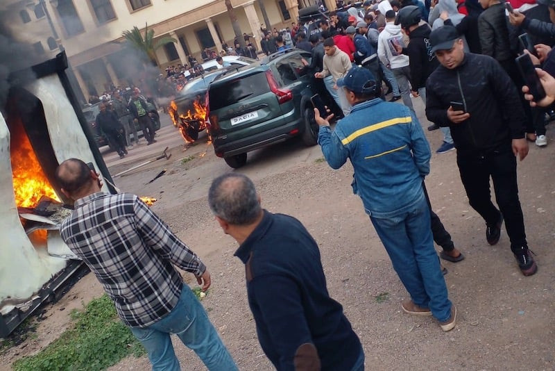 اندلاع حريق بمعرض لبيع السيارات