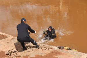أم تنتظر جثة ابنها في نهر أم الربيع