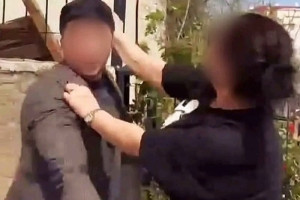 قضية "صفع قائد تمارة" .. دفاع المتهمين يدعو إلى معاينة الواقعة كاملة