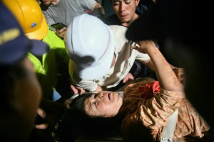 انتشال امرأة على قيد الحياة بعد 30 ساعة تحت الأنقاض في بورما