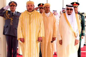 خادم الحرمين يهنئ الملك بالعيد