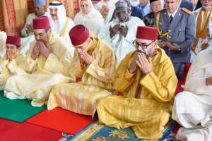 الملك محمد السادس يؤدي صلاة عيد الفطر في الرباط ويتقبل التهاني