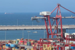 ترامب يطلق أم المعارك التجارية.. وتوقعات بتأثيرات متباينة على المغرب