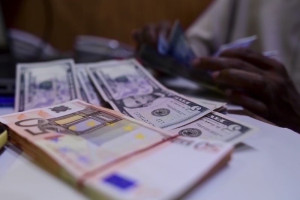 الدولار ينخفض 2.6 % أمام اليورو