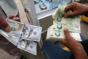 قيمة الريال الإيراني تنهار أمام الدولار