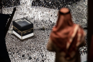 السعودية توقف آلاف المخالفين وتشدد إجراءات الدخول تمهيدا للحج