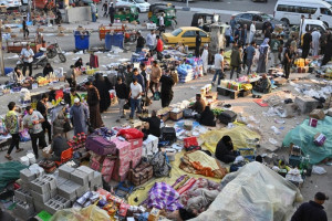 باعة إيرانيون جوالون يتلمسون الأرزاق في جنوب العراق