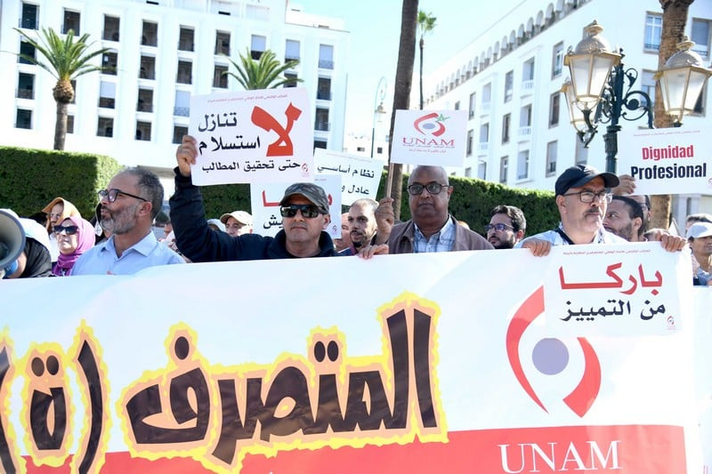 المتصرفون يحتجون بـ"الأحمر والأسود" 