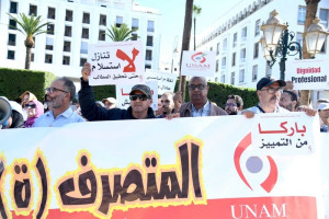‪المتصرفون يحتجون بـ"الأحمر والأسود" ‬