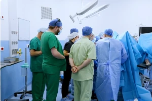 "باستور" يكون جراحين فرنسيين