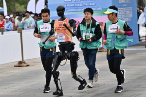 الصين تنظّم أول سباق نصف ماراثون في العالم للروبوتات الشبيهة بالبشر