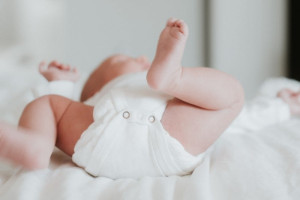 التحقيق في وفاة رضيعين بحضانة منزلية