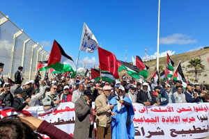 مغاربة داعمون للقضية الفلسطينية يحتجون أمام ميناء "طنجة المتوسط"