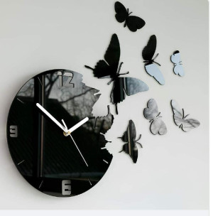 Montre noir en plexiglass noir